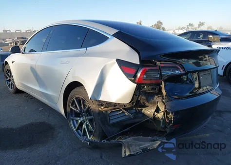 2018 Tesla Model 3 Long Range/Performance z USA, uszkodzony, nr VIN 5YJ3E1EB0JF144438